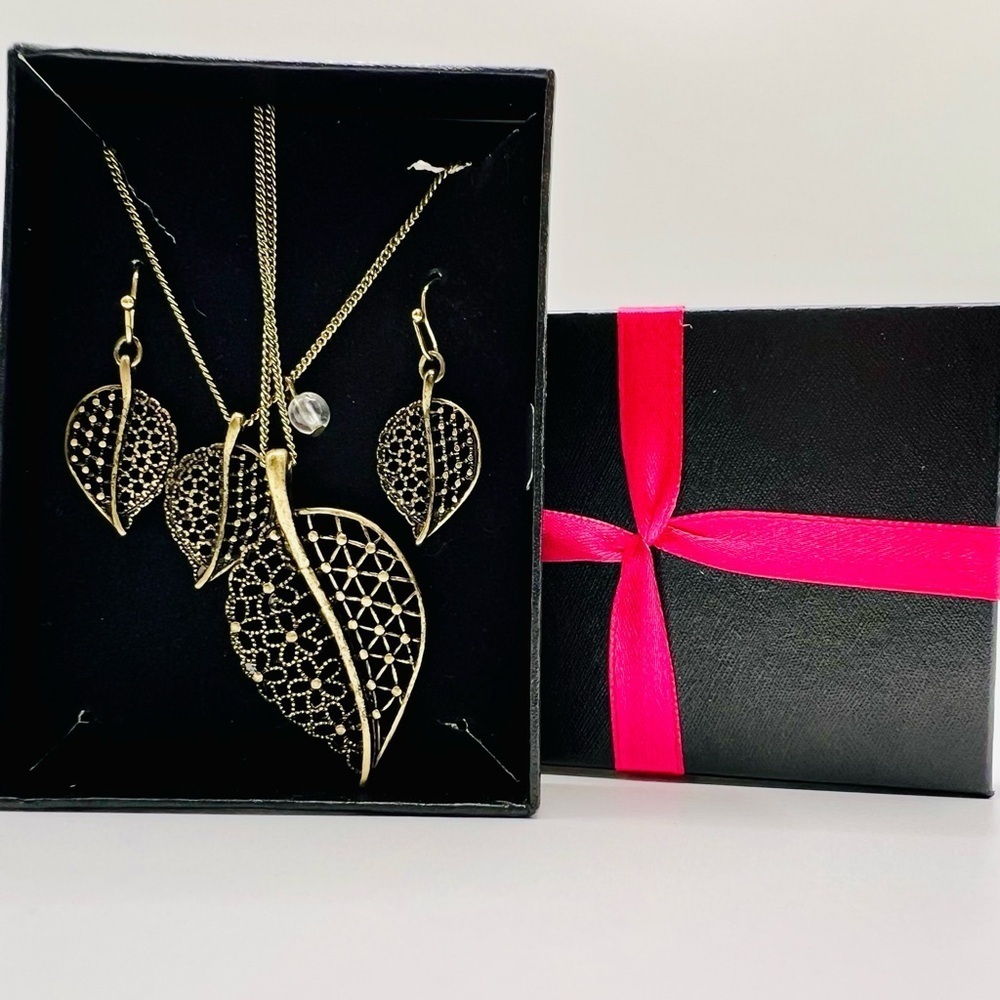 Avon Filigree Leaf Jewelry Set Necklace & Earrings Gift Box 2013